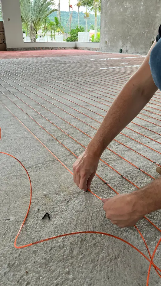 Cabos de aquecimento distribuídos sobre o contrapiso antes do revestimento