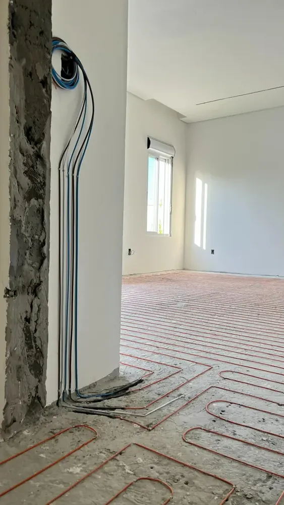 Cabos sobre o contrapiso finalizado