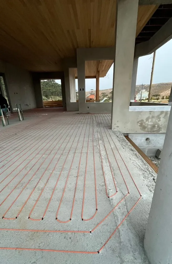 Distribuição dos cabos em um ambiente amplo, antes do revestimento.