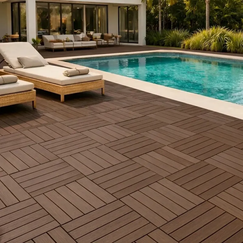 Referência de deck modular em madeira plástica ecológica ao redor de piscina, com módulos quadrados em composição alternada