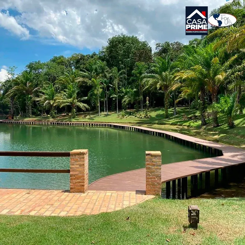Passarela em madeira plástica ecológica ao redor de um lago
