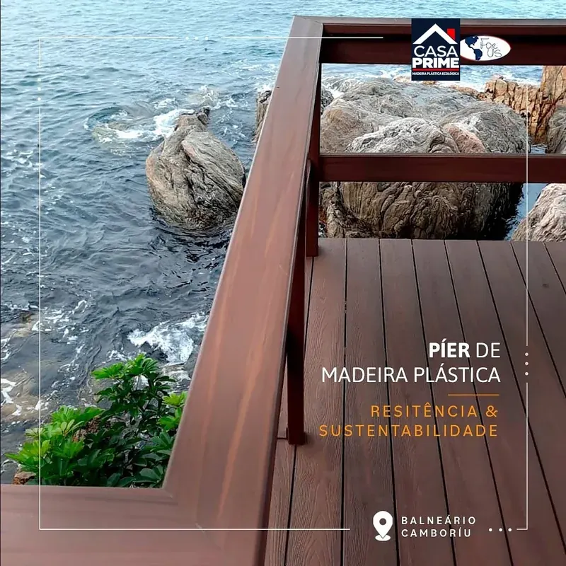 Píer e guarda-corpo em madeira plástica ecológica junto ao costão